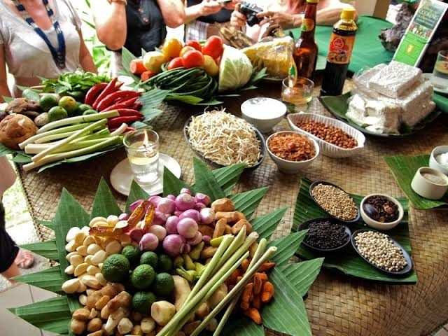 Balinese cooking class with fresh spices and tempeh, the safest food experience in Bali for allergy travelers