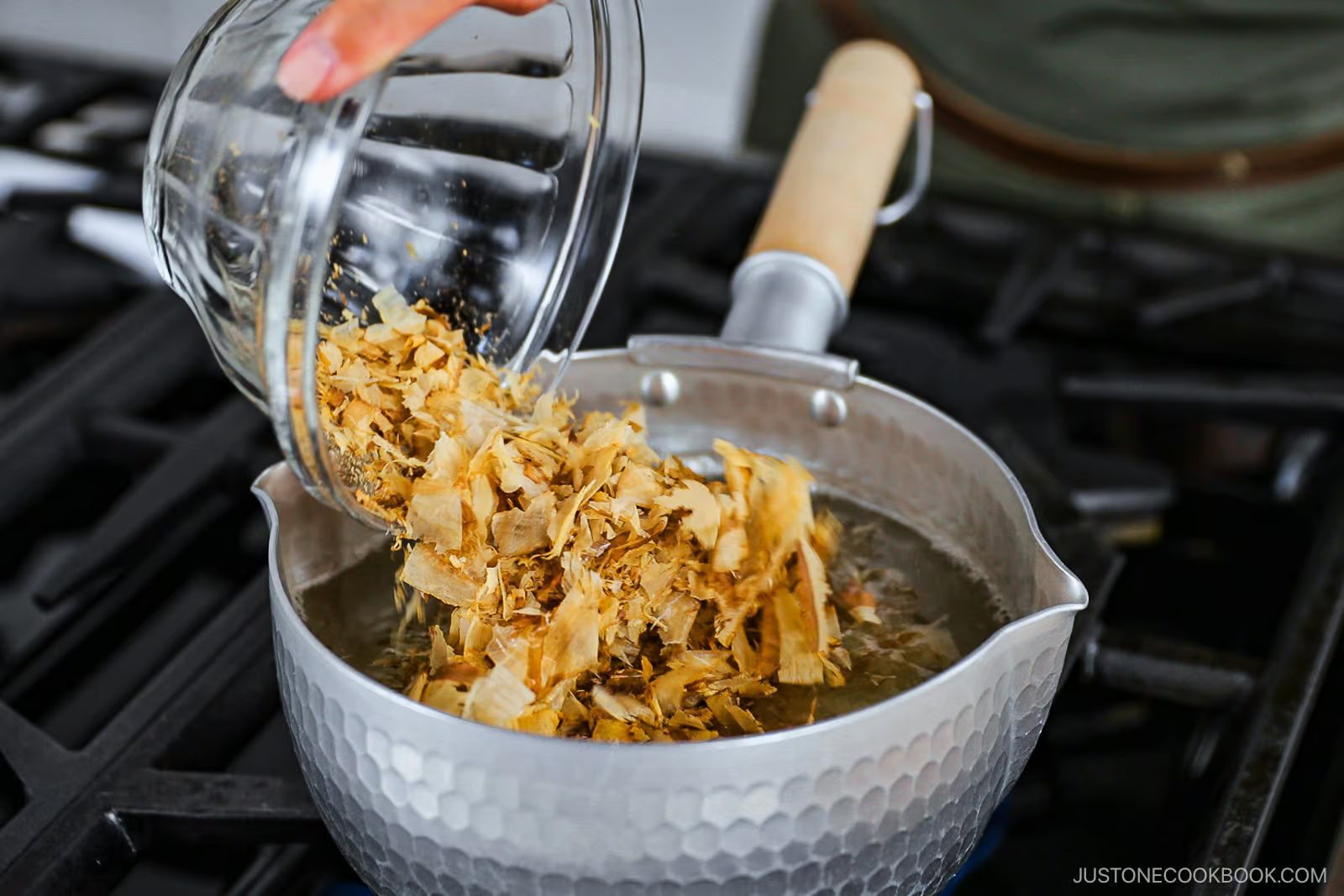 Japanese dashi broth preparation with kombu and bonito: the invisible allergen base of most traditional Japanese cooking