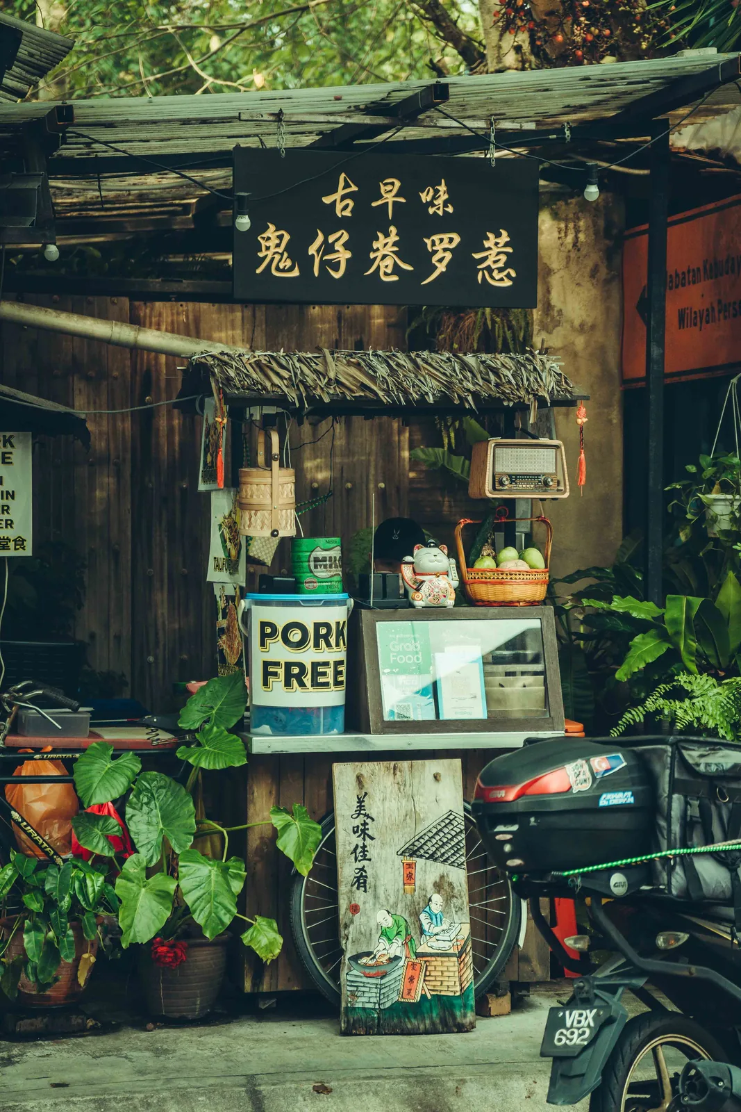 Heritage shopfront in Malaysia with a 'Pork Free' sign: Malaysia food experiences with food allergies